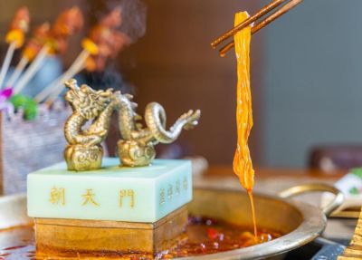 萬(wàn)州開(kāi)火鍋加盟店，如何讓年輕人產(chǎn)生興趣？